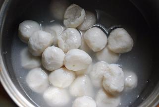 将鱼圆和鱼圆高汤一并倒入小锅里