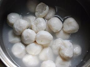 将鱼圆和鱼圆高汤一并倒入小锅里