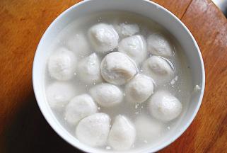 准备好鱼圆和煮鱼圆的高汤，我的鱼圆是姑父刚刚做好的，直接装碗里就好了···