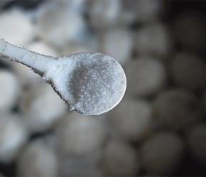 煮至微开的时候，加入点盐调味