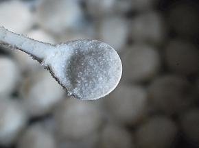 煮至微开的时候，加入点盐调味