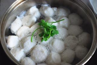 在出锅前几秒钟，撒上一些香菜，稍稍搅一下就完成了