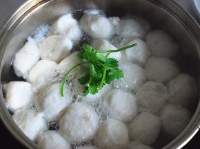 在出锅前几秒钟，撒上一些香菜，稍稍搅一下就完成了