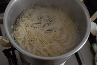 锅中水烧开，放入面条煮熟，捞起，一旁备用