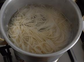 锅中水烧开，放入面条煮熟，捞起，一旁备用