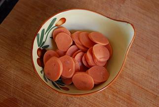 火腿肠切薄片备用