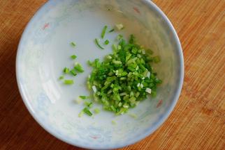 小葱洗净切成葱花