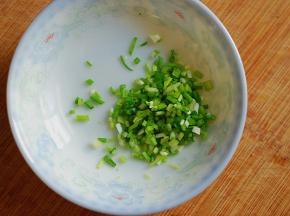 小葱洗净切成葱花