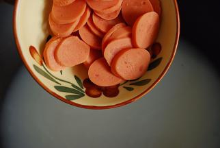 另起一锅，倒入猪肚高汤，煮开，倒入火腿肠