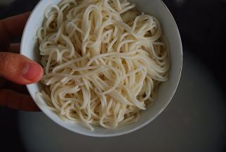 倒入煮好的面条，稍稍再煮一会儿，使其入味