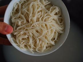 倒入煮好的面条，稍稍再煮一会儿，使其入味