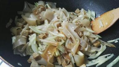 放黄瓜丝翻炒。