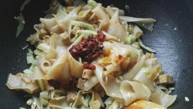 放仲景香菇酱、盐拌匀调味。