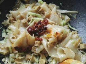 放仲景香菇酱、盐拌匀调味。