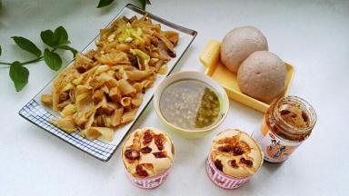 香菇酱炒凉皮搭配纸杯蔓越莓蛋糕、紫薯馒头、砂锅绿豆粥、仲景香菇酱，早餐如此美好！