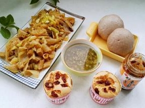 香菇酱炒凉皮搭配纸杯蔓越莓蛋糕、紫薯馒头、砂锅绿豆粥、仲景香菇酱，早餐如此美好！