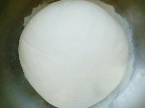 酵母水混合均匀，倒入面粉揉匀，和成光滑的面团
