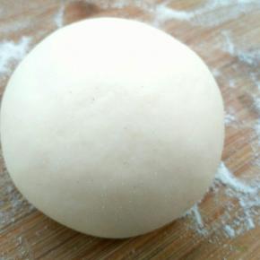 撒手粉，重新给面团排气，然后用力揉，揉，揉至表面光滑有光泽。切开后截面无气孔