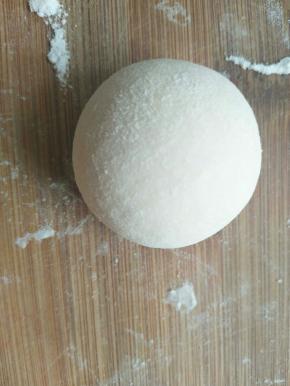 取30克面团，揉成表面光滑的小馒头放一边备用做大白脑袋