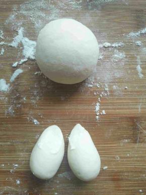 取两个分别是10克左右的面团，搓成长条，然后把长条一端捏细，整体成萝卜状