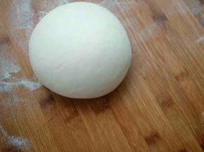 取70克左右的面团，揉圆做大白身体