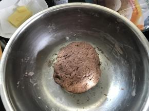 2、把除黄油外的材料揉成软硬合适的面团。