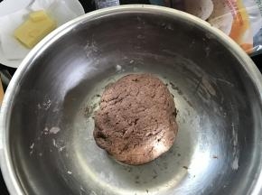 2、把除黄油外的材料揉成软硬合适的面团。