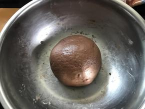 3、加入黄油后揉成光滑的面团。