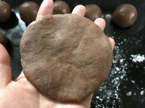 5、把一个剂子按扁。