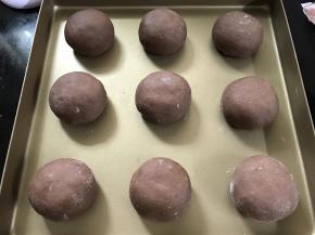 8、包好后码入烤盘中。