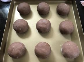 8、包好后码入烤盘中。