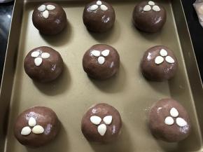 9、表面刷蛋清，放上杏仁片。