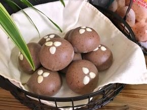 11、烤好后不要马上打开烤箱门，过5分钟再取出。