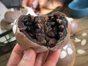 12、做法简单，口感超好的可可麻薯蜜豆包。吃上一口你就会喜欢它。