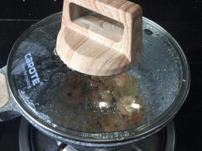 倒入少许白酒，盖上锅盖焖一下