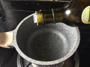 在锅内倒入适量的橄榄油