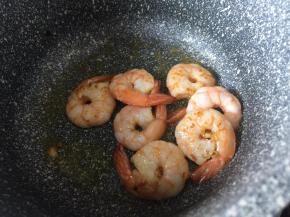 鲜虾洗净去头去壳，放入锅中炒至变色