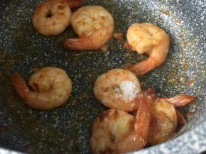 加入适量的盐和胡椒粉调味