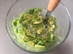 牛油果取肉压成泥状