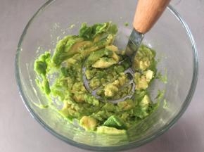 牛油果取肉压成泥状