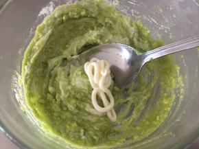 加入胡椒粉和蛋黄酱，拌匀