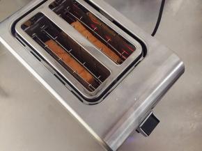 吐司片放入东菱士多炉槽内，2档