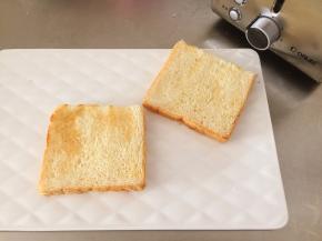 取出吐司片，放在盘中