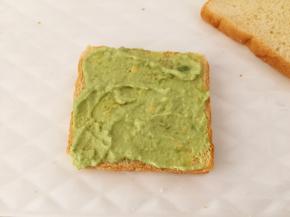 涂抹上牛油果酱