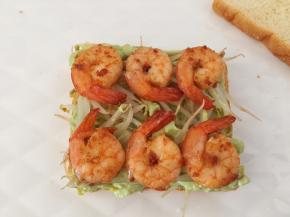 放上豆芽，摆放好虾