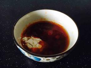 调制碗汁：亨氏番茄酱15g、生抽5g、辣椒酱5g、料酒5g、盐少许、淀粉2g、水2勺。