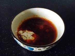 调制碗汁：亨氏番茄酱15g、生抽5g、辣椒酱5g、料酒5g、盐少许、淀粉2g、水2勺。