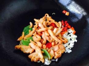 放入炸好的鸡腿柳和青红椒片迅速翻炒两下