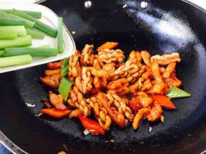 最后倒入小葱，颠勺出锅，关火。