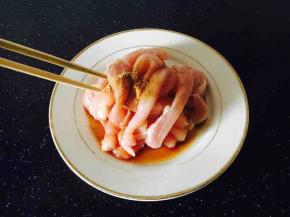 放入少许生抽、少许白胡椒粉、三分之一个鸡蛋液、少许料酒、把它们搅匀入味。
